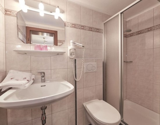 Badezimmer mit Waschbecken, Dusche/WC