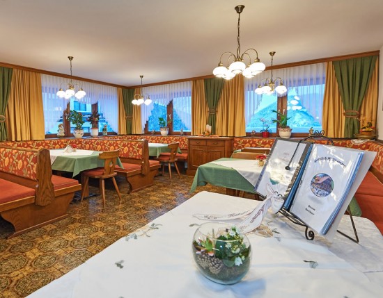 Schöne Gaststube zum Abendessen in der Pension Bartlbauer in Ramsau am Dachstein